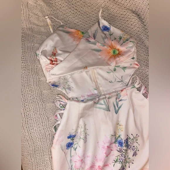 super cute floral dress with cutouts - Picture 3 of 9